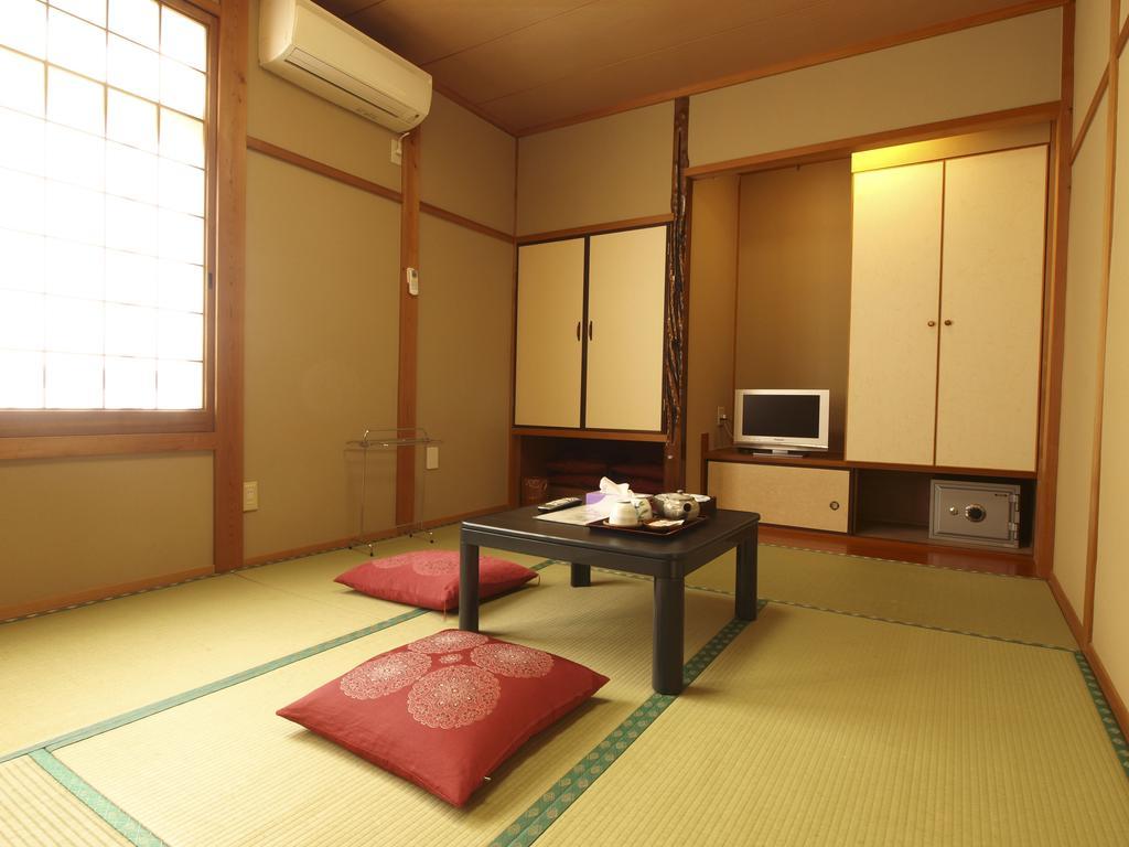 Satsuhana Kami  Quarto foto